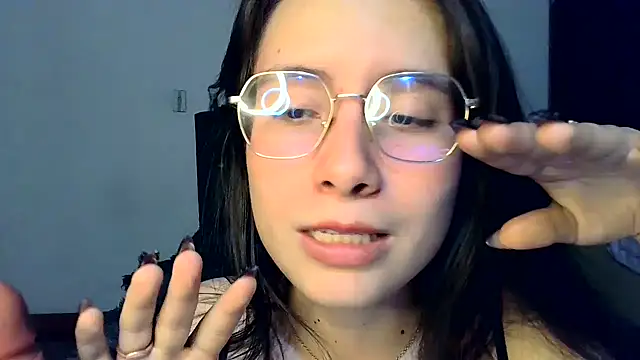 Lilith0423 live cam on StripChat