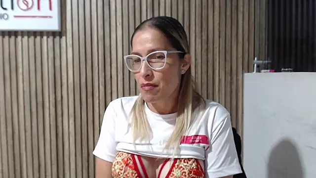 Greys_Mandahian live cam on StripChat