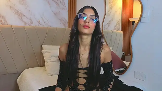 j_belle_ live cam on StripChat