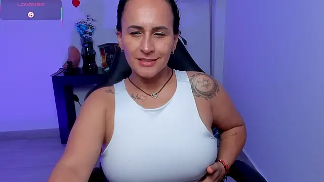 Sara_Charmy live cam on StripChat