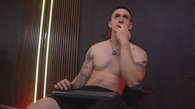JacksonOlsenn live cam on StripChat