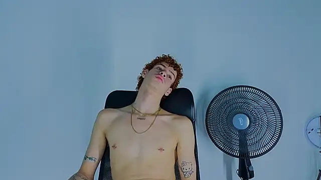 nova_salvatore live cam on StripChat
