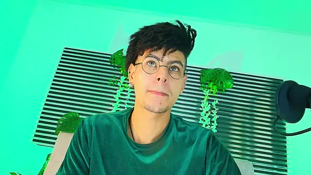 ThiiagoSaeenz live cam on StripChat