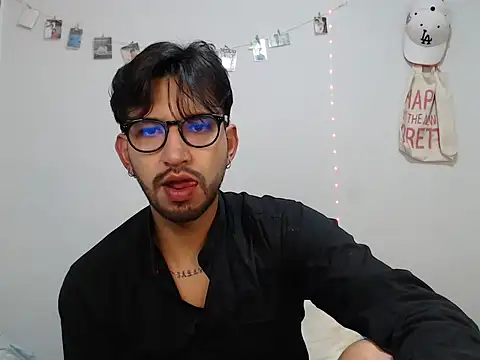 thomass1018 - Thomass1018's free webcam - UK Sex Cams