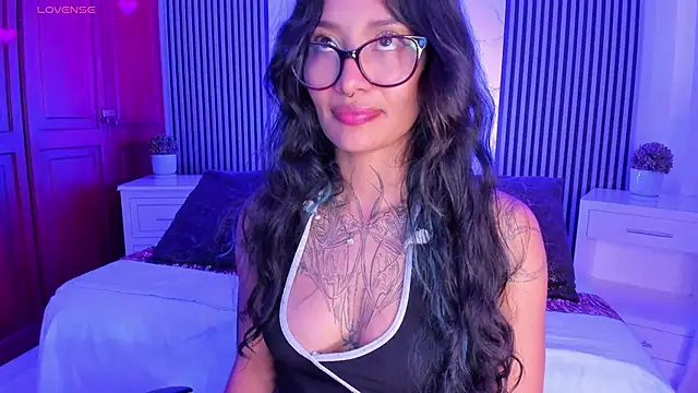 NicoleMonet1 live cam on StripChat