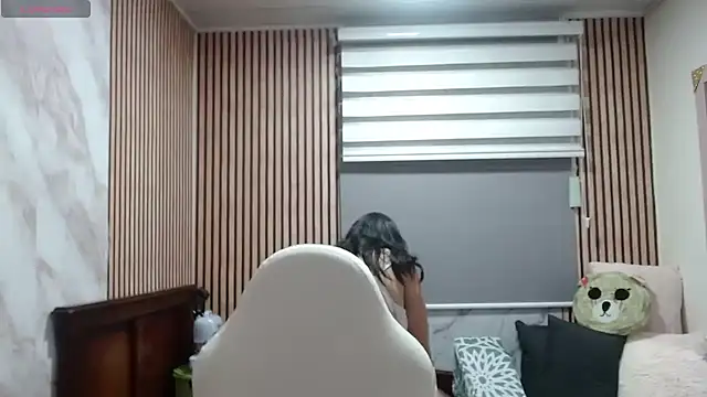 Sonialorens_ live cam on StripChat