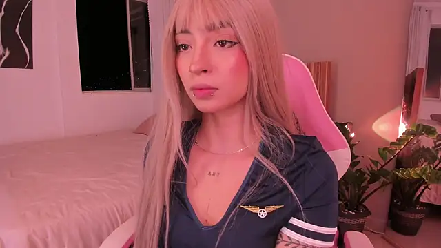 Zaray_star live cam on StripChat