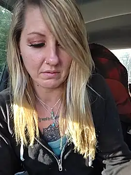 SheIsSomething live cam on StripChat