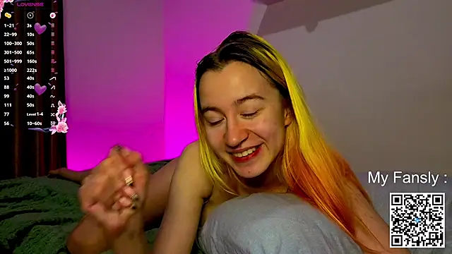 Emilya201 live cam on StripChat