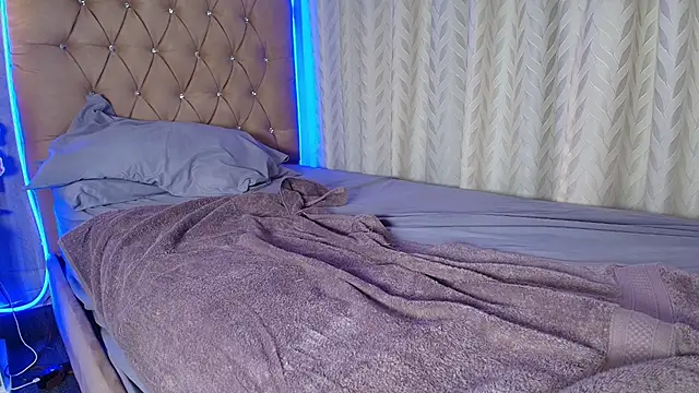 Maddyluxe live cam on StripChat