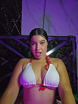 Pretty_Julieta live cam on StripChat