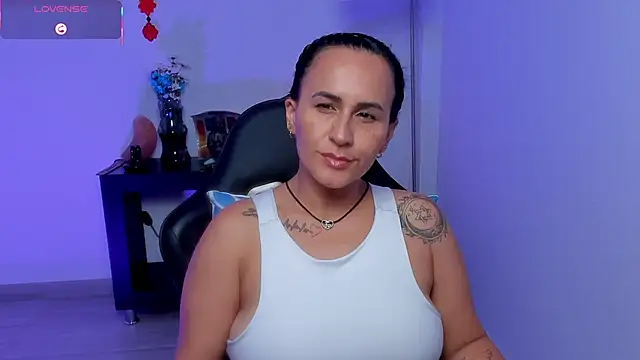 Sara_Charmy live cam on StripChat