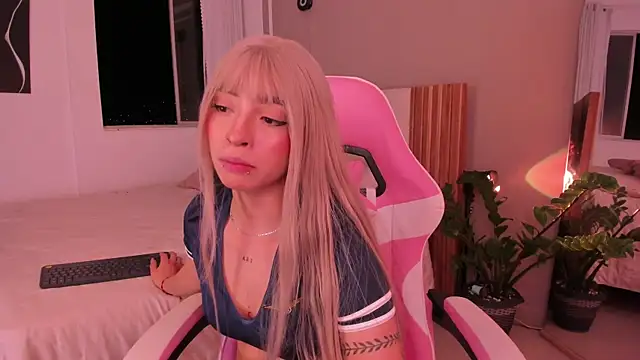 Zaray_star live cam on StripChat