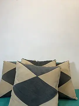 luvely_unique_ live cam on StripChat