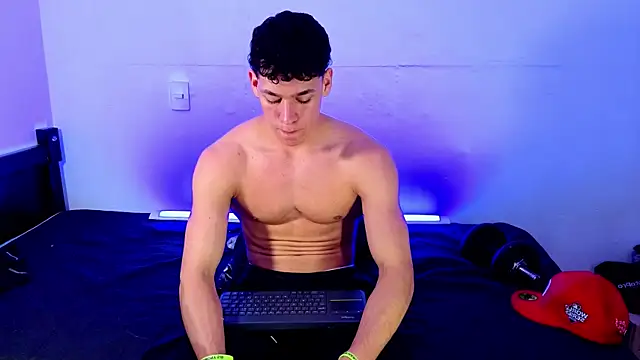 Luke_Muscle webcam