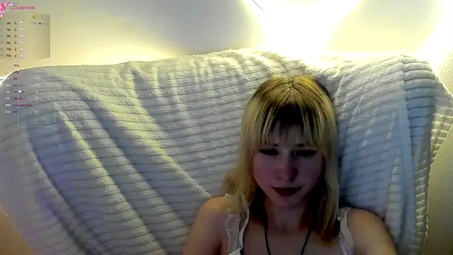 MiaKimiko webcam