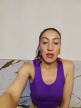 Oriana111 live cam on StripChat
