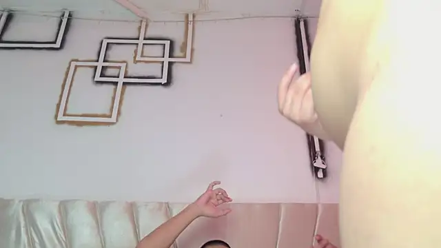 aly_n_sebas live cam on StripChat