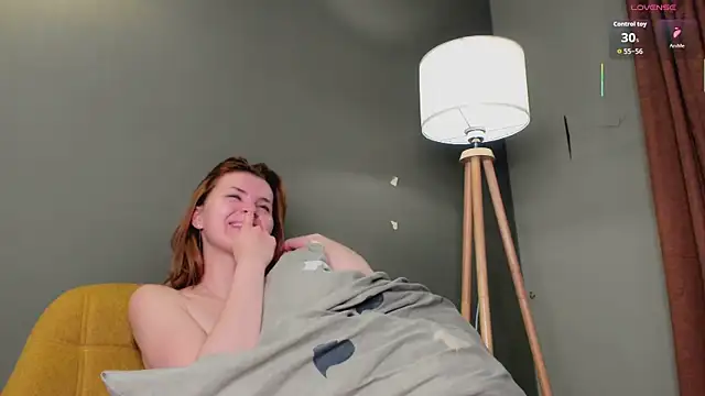 LeyaBloom webcam