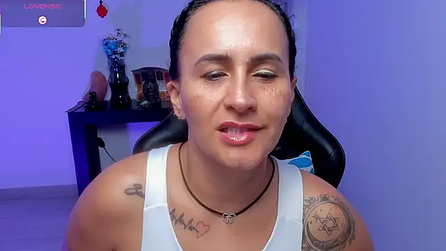 Sara_Charmy live cam on StripChat