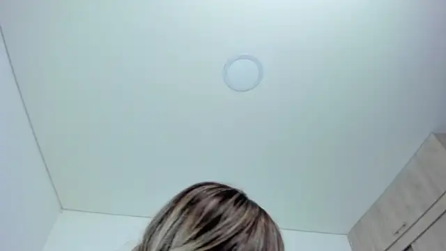 im_sarah34 live cam on StripChat