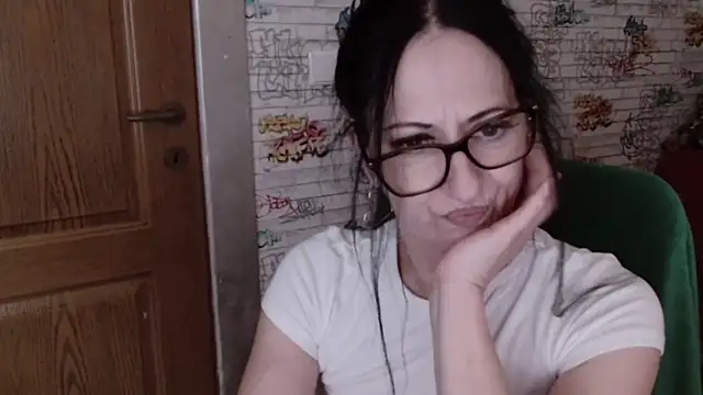 DebraMilf webcam