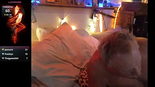 Pussyeat2please live cam on StripChat