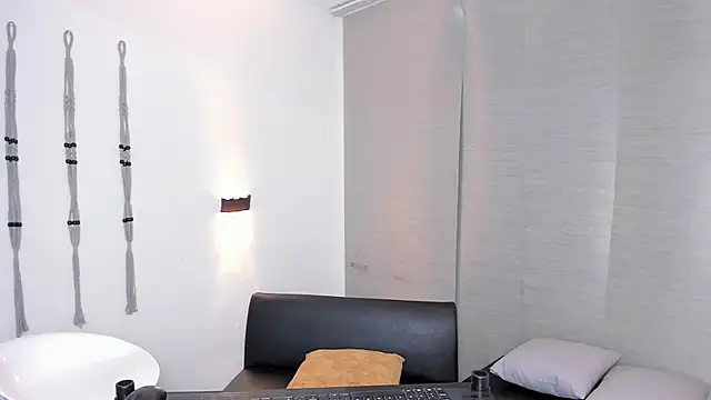 Partyhot_cum live cam on StripChat