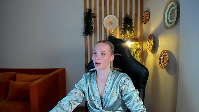 ElaraVoltage live cam on StripChat