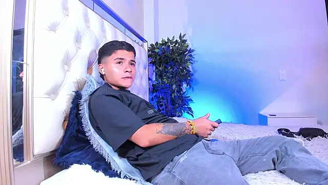 Liam_Dustin live cam on StripChat