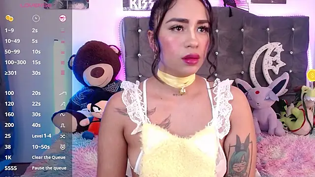 lunabritton live cam on StripChat