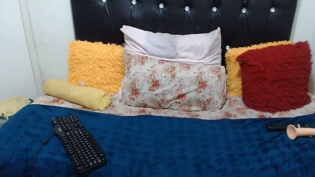 PEACHESX25x live cam on StripChat