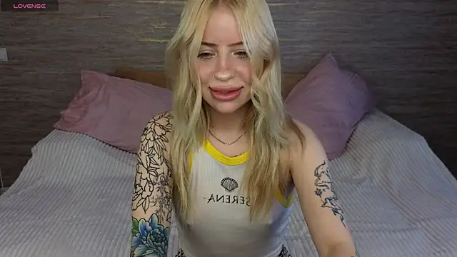 Khloy_white live cam on StripChat