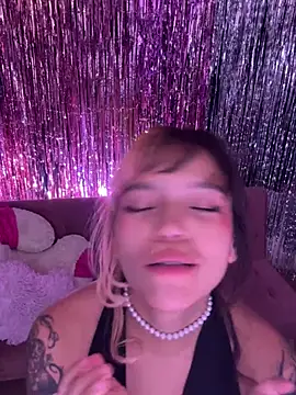 Gatalinaa111 live cam on StripChat
