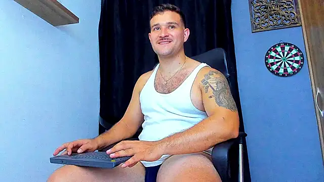 AndrewDiaz live cam on StripChat