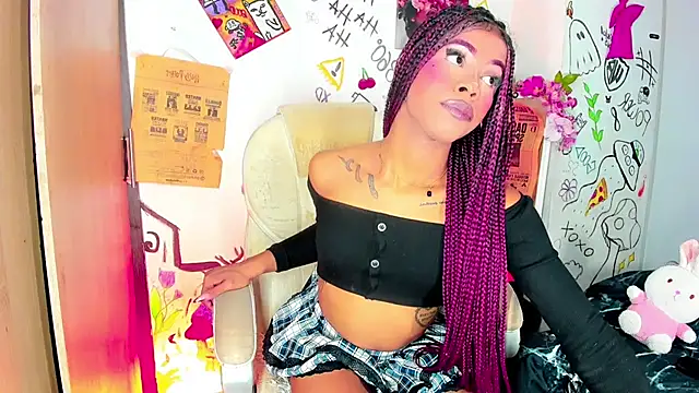 bloom444 live cam on StripChat