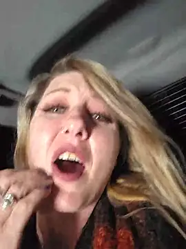 SheIsSomething live cam on StripChat