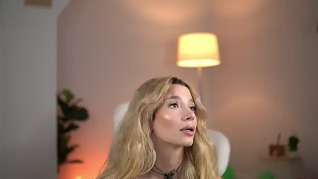 SvveetLuna live cam on StripChat