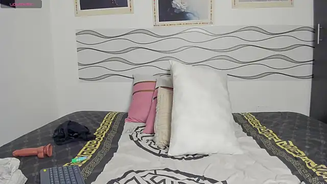 queenceleste69 live cam on StripChat