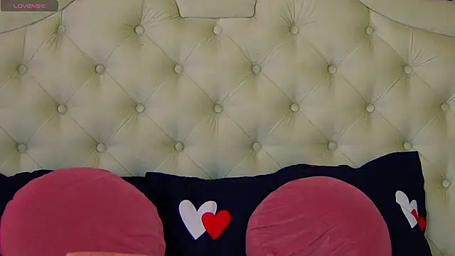RagazzaBella live cam on StripChat