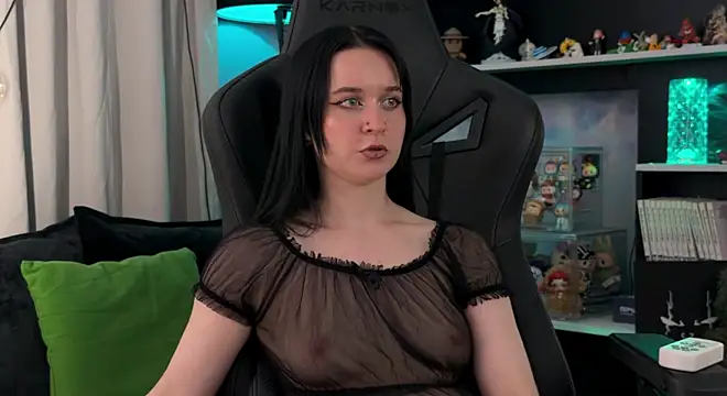 KiraLiLime live cam on StripChat