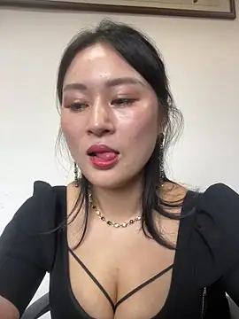 Yolanda9 live cam on StripChat