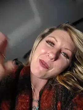 SheIsSomething webcam