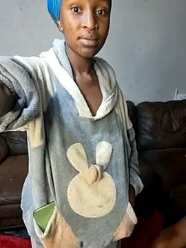 Littletee001 live cam on StripChat
