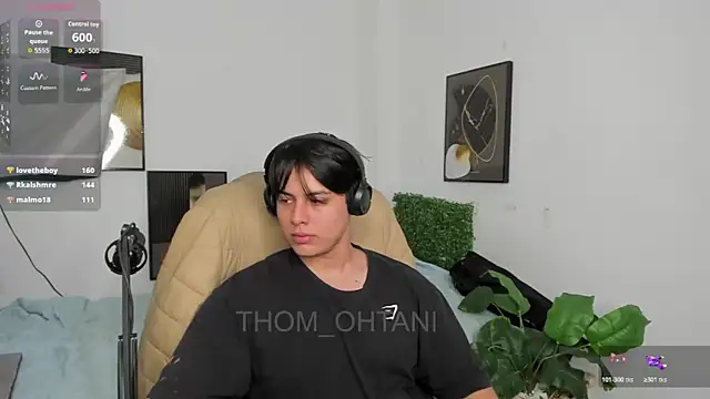 Thom_Ohtani live cam on StripChat