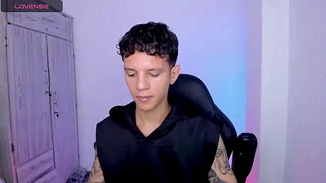 tylernova live cam on StripChat