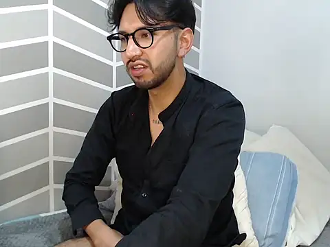 thomass1018 live cam on StripChat