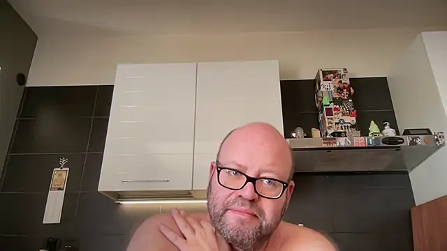 theitalianbear live cam on StripChat