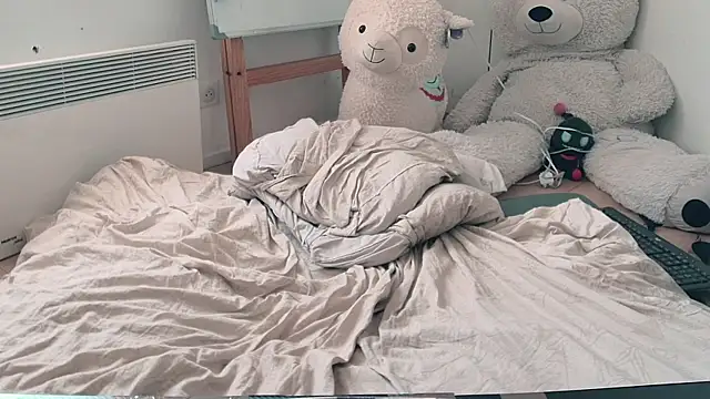 CeriseLapine live cam on StripChat