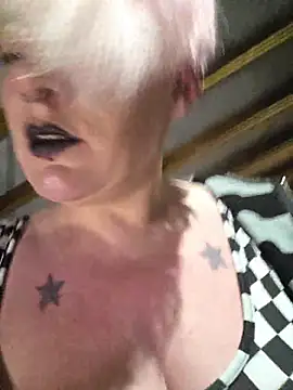 PinkTheHawk webcam